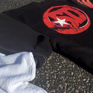 Camiseta gráfica en capas de algodón sólido 100% de gran tamaño para hombre - Product Image 4