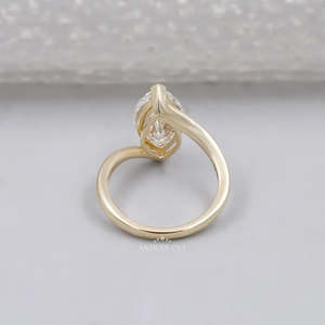 Anillo de compromiso con diamante solitario de corte marquesa y engaste en V en oro amarillo - Product Image 4