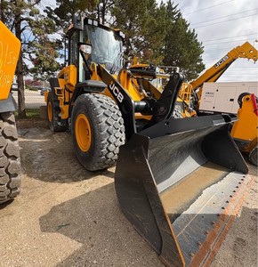 Cargadora compacta sobre orugas con accesorio de dirección deslizante y retroexcavadora para uso en construcción. Entrega rápida. - Product Image 1