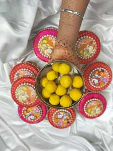 กล่องผ้าสแตนเลสที่มีผ้าที่สวยงามสดใสประดับด้วยลูกไม้สีทองและไข่มุกสำหรับแขกที่มีรูปแบบพระพิฆเนศ - Product Image 4