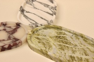 Bandeja de servicio de resina de color marrón y crema Bandeja hecha a mano con estilo para decoración del hogar Mesa de Centro y uso diario - Product Image 3