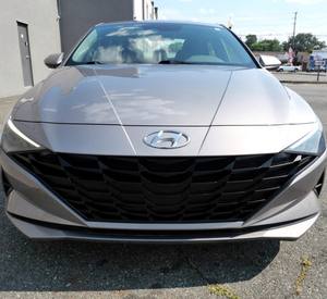 Plata 2024 Hyunda-i Elantra SEL FWD con asientos de cuero Sistema de navegación Arranque remoto Techo solar Android Auto Ruedas de aleación - Product Image 1