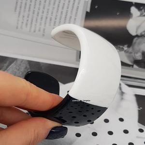 Bracelet manchette en résine large noir et blanc audacieux bijoux de déclaration bicolores faits à la main pour les femmes Style moderne et artistique - Product Image 4