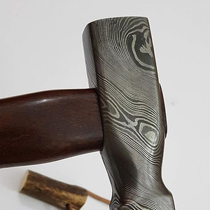 Marteau en acier Damas de style viking, fait à la main, tête soudée, finition antique, manche en bois massif, OEM, personnalisable, garantie 3 ans - Product Image 5