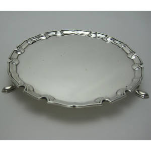 Bandeja Bohemia Moderna de Aluminio Repujado para Hostelería, Acabado Artístico Pulido con Brillo Plateado, Fabricada por Zahid Exports - Product Image 2