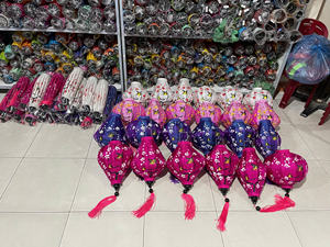 Lanterne décorative en soie, artisanale, fabriquée à partir de tissu de soie lisse, conçue pour créer une ambiance festive et une décoration culturelle, fabriquée au Vietnam. - Product Image 4