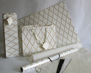 Papier cadeau artisanal en coton recyclé avec impression métallisée dorée, couleur crème, feuilles de papier cadeau pour l'art et l'artisanat - Product Image 3