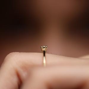 Anillo de compromiso solitario de moissanita de corte redondo de 4mm en oro o plata | Joyería clásica de boda - Product Image 4