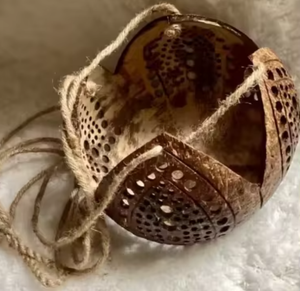 Vase décoratif avec coquille de noix de coco Décoration intérieure écologique faite à la main pour intérieurs de style naturel et tropical - Product Image 3