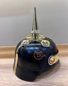 Casque allemand de style Pickelhaube plaqué or, cuir noir poli, pointe en laiton, blason impérial, Halloween, Nouvel An, décoration - Product Image 4