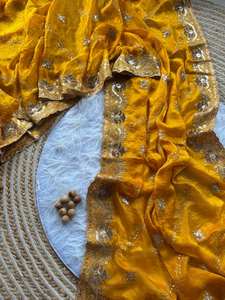 Saree traditionnel en soie douce de créateur indien avec un beau travail de broderie pour les mariages et les fêtes - Product Image 4