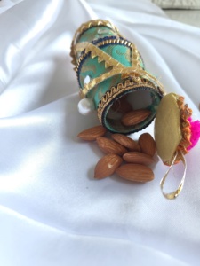 Mini boîte décorative Dholak, boîte à monnaie et à fruits secs pour Haldi, Mehndi, Sangeet - Cadeaux de mariage pakistanais, punjabi et bangladais - Product Image 4