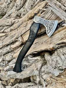 Hacha Vikinga Hecha a Mano con Funda de Cuero, Acero con Alto Contenido de Carbono, Madera de Fresno - Product Image 2