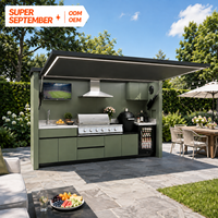 Cuisine extérieure de luxe avec toit rétractable hydraulique, îlot de cuisine LED, barbecue à gaz, fumoir et hotte aspirante pour jardin ensoleillé