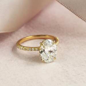 Bague de fiançailles Moissanite taille ovale 12x8mm | Solitaire avec bande pavée | OEM de bijoux fins de mariage en argent doré - Product Image 4