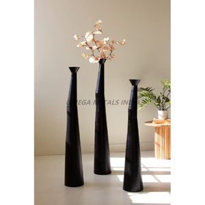 Vase en métal en laiton moderne pour la décoration intérieure avec base arrondie et col fin et matériau en bois pour des arrangements floraux élégants - Product Image 6