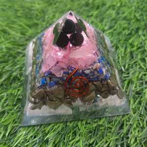 Pyramide d'orgone en cristal de guérison naturelle de la meilleure qualité avec bobine de cuivre pour l'équilibrage des chakras à énergie positive méditer au prix de gros - Product Image 1