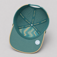 Casquette de baseball à cinq panneaux personnalisée en usine, avec détail corde et badge moulé, fournisseur OEM ODM de marques privées