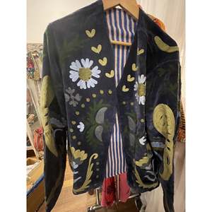 เสื้อแจ็คเก็ต VELVET LOVE สีน้ำเงินเข้ม ปักลายด้วยมือ ผ้าควิลท์ หนังแกะแบบกลับด้านได้ ปรับแต่งได้ สไตล์โบโฮ แขนปกติ ไซส์เดียว สำหรับผู้หญิง - Product Image 1