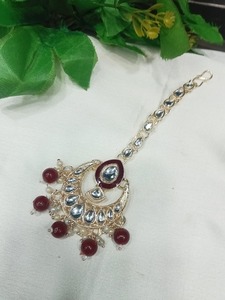 Ensemble de collier ras du cou de mariée tendance en argent plaqué or rose avec des boucles d'oreilles Jhumka en émail et perles - Product Image 4