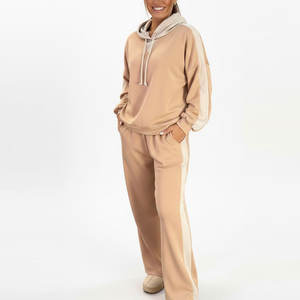 Conjunto Deportivo de Mujer con Top Corto y Pantalones Acampanados, 100% Algodón - Product Image 1
