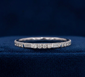 Anillo de Diamantes Cultivados en Laboratorio de Oro de 14K, Anillo de Boda Minimalista, Anillo Apilable con Diamantes Redondos y Baguette - Product Image 1