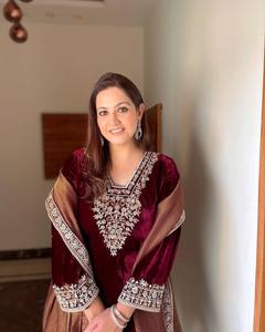 Nouveau velours de Viscose lourd indien de créateur avec broderie lourde séquence travail haut bas et bordure en dentelle Collection de costumes Dupatta - Product Image 2