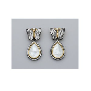 Boucles d'oreilles de mariage élégantes avec un design en forme de larme de cristal et un réglage en or pour les accessoires de bijoux de mariée - Product Image 1