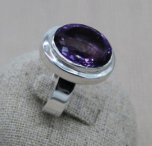 Anillo fino hecho a mano de plata 925 para mujer con fuente directa de piedras preciosas de amatista de corte ovalado para boda y uso diario - Product Image 5