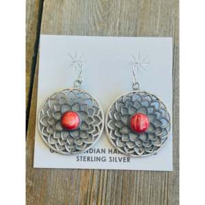 Boucles d'oreilles pendantes en forme de coquille d'huître barbelée en argent sterling par Tony Yazzie - Product Image 1