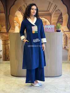 Impresionante conjunto de Kurta azul marino para mujer con pantalones Palazzo-Traje de fiesta étnico con bordado y detalle de borlas - Product Image 2