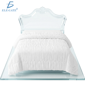 Lussuoso Copriletto Trapuntato Bianco, Elegante Ricamo in Poliestere, Personalizzabile, Morbido, per Letti Singoli, Matrimoniali e King Size, per Casa e Hotel - Product Image 1