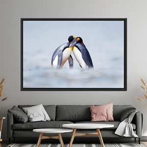 Toile imprimée avec des pingouins câlins pour une décoration de chambre élégante, 1P : encadrée en noir - Product Image 1