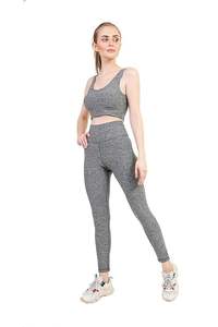 Ensemble de yoga gris pour femmes élégantes, haut court et short, ensemble de yoga deux pièces sans couture, vêtements d'entraînement confortables - Product Image 4