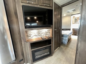 SOLDE 2020 E-n-t-e-g-r-a C-o-a-c-h E-m-b-l-e-m 36U Camping-car de croisière réglable à une chambre, à un seul côté, Euro 6 4-6 - Product Image 6