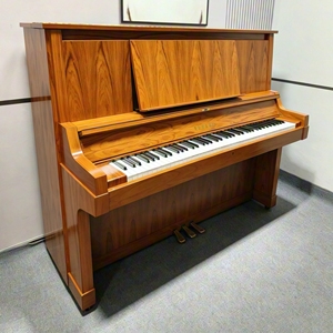 Piano droit Yamaha W101B d'occasion en bois brun, acoustique professionnel, 88 touches, instrument d'occasion - Product Image 1