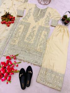 Présentation d'une nouvelle collection de créateurs en soie avec un travail de broderie lourd en sequins, ensemble haut, bas et dupatta, robe entièrement cousue - Product Image 6