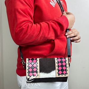 กระเป๋าสตางค์หนังแท้ลายตารางหมากรุกแบบสะพายข้างสำหรับผู้หญิงรุ่นใหม่ งานแฮนด์เมดระดับไฮเอนด์ ดีไซน์เนอร์  พร้อมช่องใส่บัตรยาว - Product Image 1