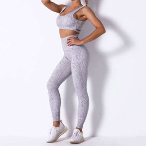 Vêtements de yoga et de fitness pour femmes en deux pièces, de haute qualité, impression personnalisée, légers, en spandex, col en V profond, vente en gros - Product Image 3