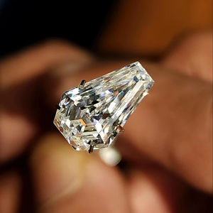 Diamante cultivado en laboratorio de 2 quilates con corte escudo VVS para la fabricación de anillos, corte elegante, certificado IGI, diamante CVD suelto a precio mayorista desde India. - Product Image 1