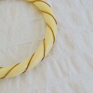 Nuevo brazalete de resina de moda para mujeres y niñas Mezcla de colores Diseño único Venta caliente para ropa de fiesta - Product Image 4