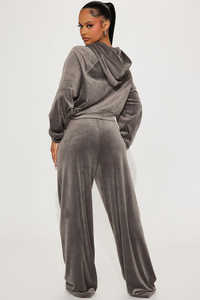 Ensemble de vêtements deux pièces pour femmes en gros, ensemble coordonné en velours personnalisé, sweat-shirt gris confortable et pantalon ample, fabriqué au Pakistan, tenue décontractée - Product Image 3