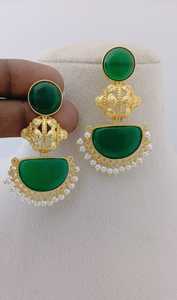 Temple Crescent Bulk Diseño personalizable Acabado de piedra semicircular Ornamentación única Juego de pendientes colgantes de moda Hecho de latón - Product Image 5