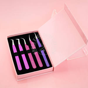 Pince à épiler pour extensions de cils à pointe en fibre, best-seller, 45 Mega Volume, courbée, classique, pour une préhension et une isolation parfaites - Product Image 1