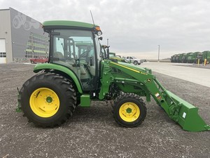 2023 JOHN 4052R | Cortacésped John Deeere con cargador frontal y cubo de fijación rápida a la venta - Product Image 2