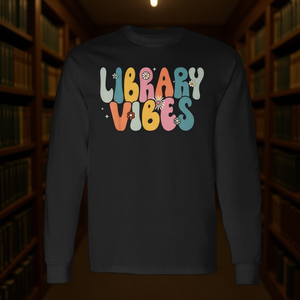 T-Shirt a Maniche Lunghe Retrò Stile Biblioteca Scolastica, Maglietta con Vibrazioni Bibliotecarie per Uso Promozionale - Product Image 3