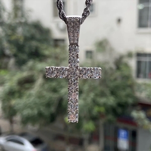 Nuevo colgante de Hip Hop cruzado de último estilo en plata de ley 925 y completamente tachonado con diamantes de moissanita de corte brillante redondo - Product Image 2