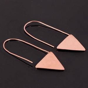 Boucles d'oreilles pendantes sophistiquées en laiton plaqué or 18 carats, charme triangulaire finement travaillé alliant forme minimaliste, cadeau pour femme pour les fêtes - Product Image 2