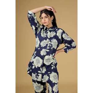 Ensemble coordonné classique en coton bleu : Tunique boutonnée à col montant et pantalon large à motifs floraux pour un look décontracté ou professionnel élégant - Product Image 5