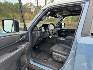 Toyota Land Cruiser 1958 4x4 SUV 4 puertas 2024, certificado, usado en buen estado, transmisión automática, volante a la izquierda, cuero oscuro, turbo eléctrico - Product Image 2